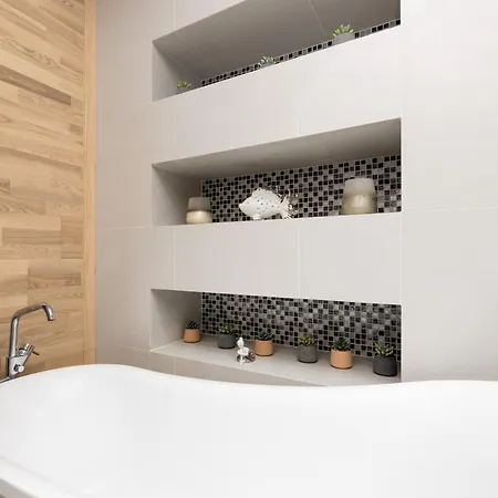 Appartement Spacious In With Parking And Seasonal Swimming Pool By Renters Prestige *