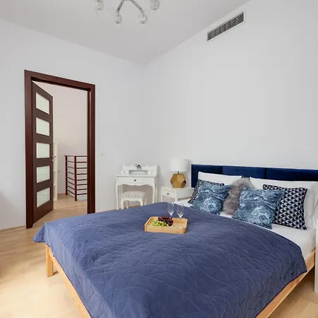 Appartement Spacious In With Parking And Seasonal Swimming Pool By Renters Prestige *