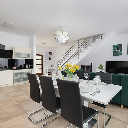 Spacious In With Parking And Seasonal Swimming Pool By Renters Prestige Appartement *