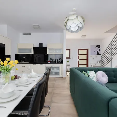 아파트 Spacious In With Parking And Seasonal Swimming Pool By Renters Prestige Wisełka