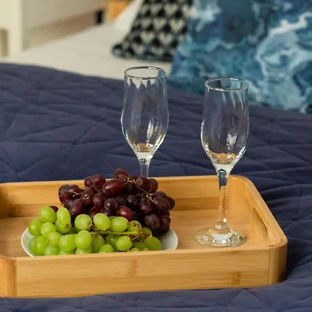 Spacious In With Parking And Seasonal Swimming Pool By Renters Prestige