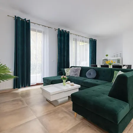 아파트 Spacious In With Parking And Seasonal Swimming Pool By Renters Prestige