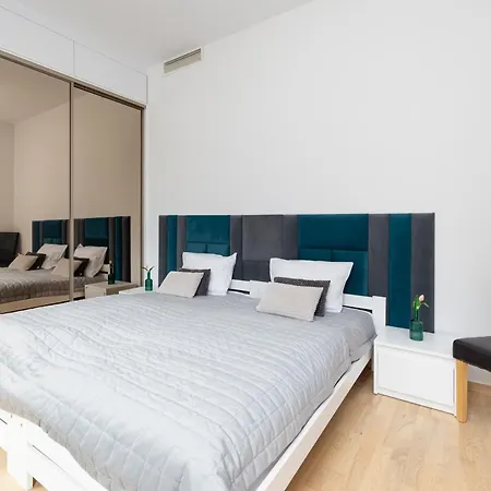 Spacious In With Parking And Seasonal Swimming Pool By Renters Prestige 아파트 *