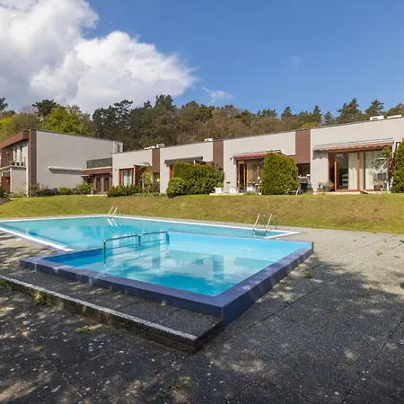 Spacious In With Parking And Seasonal Swimming Pool By Renters Prestige *