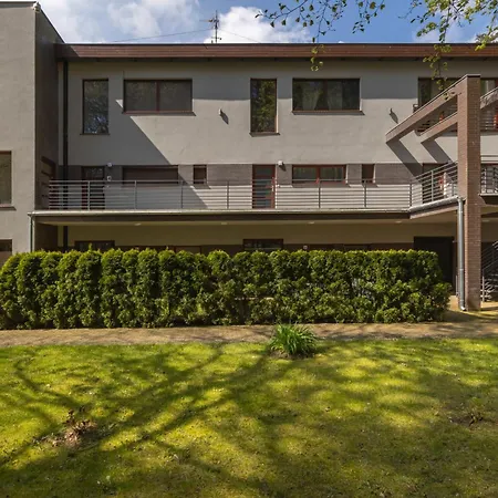 Spacious In With Parking And Seasonal Swimming Pool By Renters Prestige