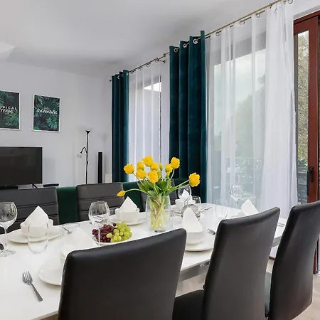 Spacious In With Parking And Seasonal Swimming Pool By Renters Prestige Appartement