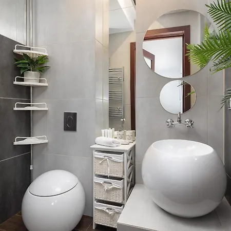 Appartement Spacious In With Parking And Seasonal Swimming Pool By Renters Prestige