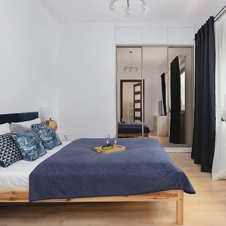 Spacious In With Parking And Seasonal Swimming Pool By Renters Prestige