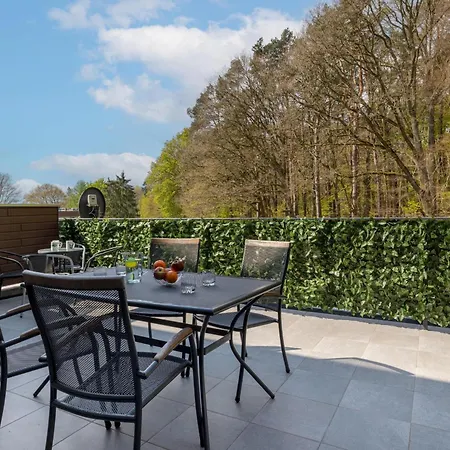 Spacious In With Parking And Seasonal Swimming Pool By Renters Prestige