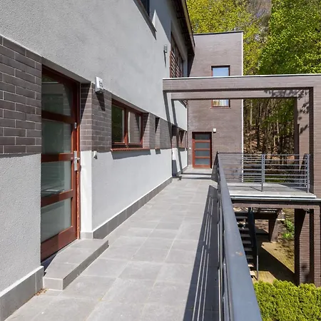 Spacious In With Parking And Seasonal Swimming Pool By Renters Prestige *