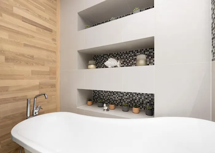 Appartement Spacious In With Parking And Seasonal Swimming Pool By Renters Prestige *