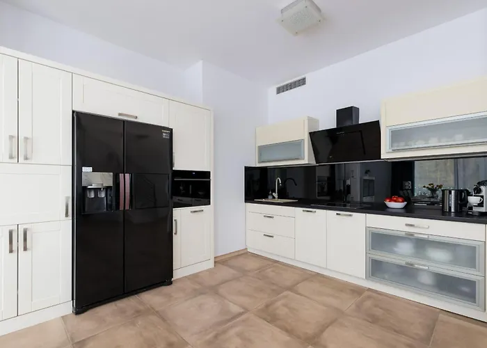 Spacious In With Parking And Seasonal Swimming Pool By Renters Prestige Wiselka