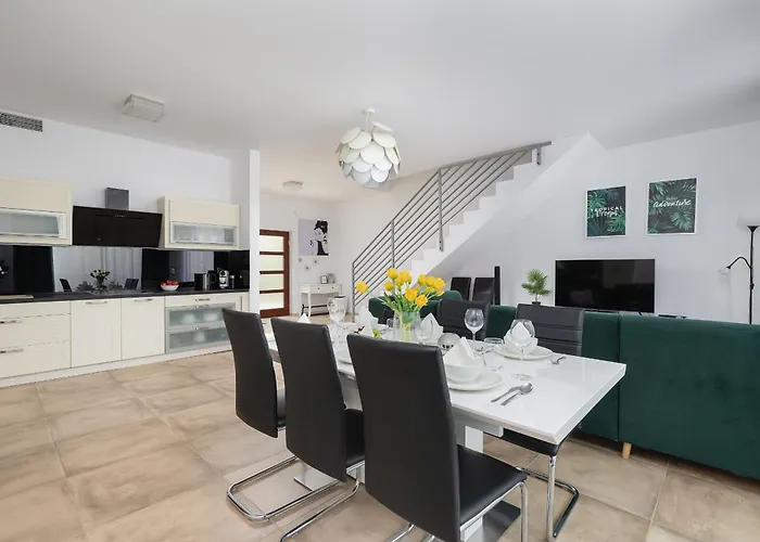 Spacious In With Parking And Seasonal Swimming Pool By Renters Prestige Appartement *