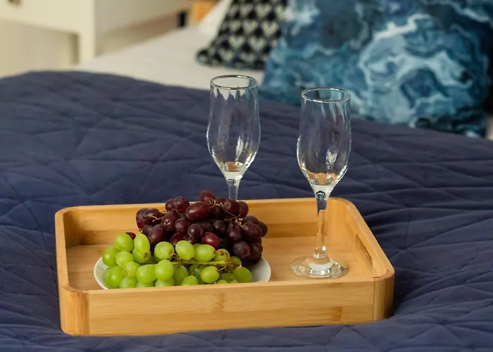 Spacious In With Parking And Seasonal Swimming Pool By Renters Prestige