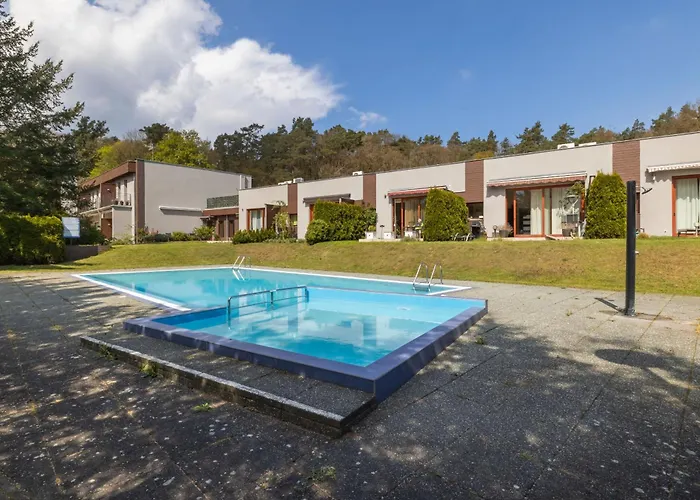 Spacious In With Parking And Seasonal Swimming Pool By Renters Prestige *