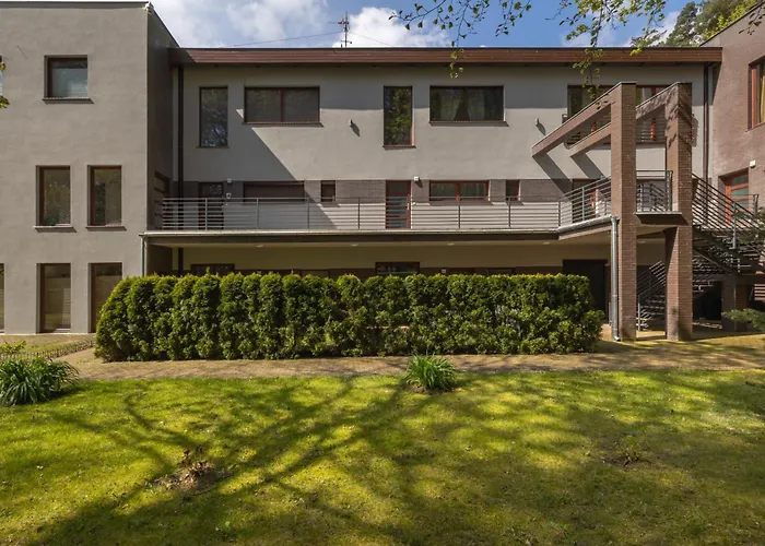 Spacious In With Parking And Seasonal Swimming Pool By Renters Prestige