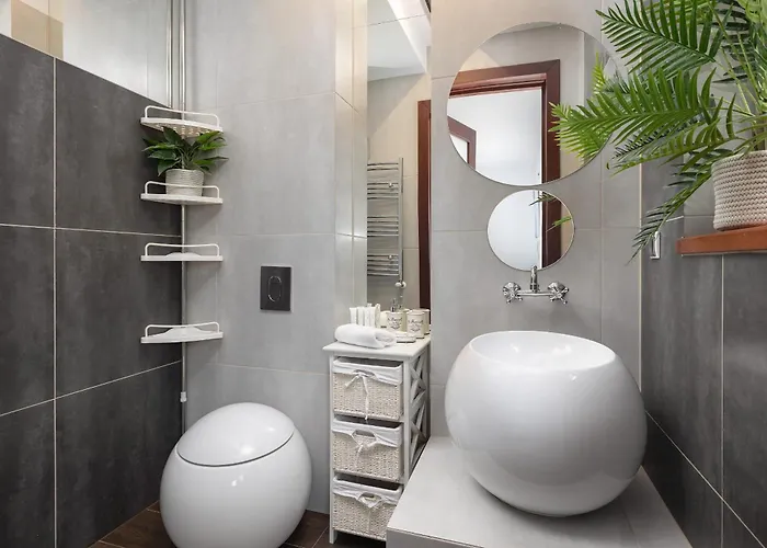 Appartement Spacious In With Parking And Seasonal Swimming Pool By Renters Prestige