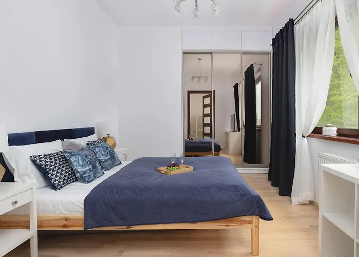 Spacious In With Parking And Seasonal Swimming Pool By Renters Prestige