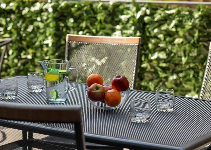 Appartement Spacious In With Parking And Seasonal Swimming Pool By Renters Prestige *