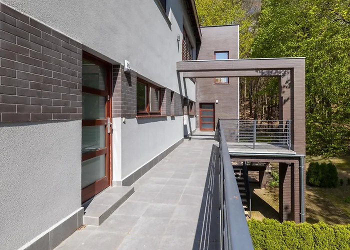 Spacious In With Parking And Seasonal Swimming Pool By Renters Prestige *